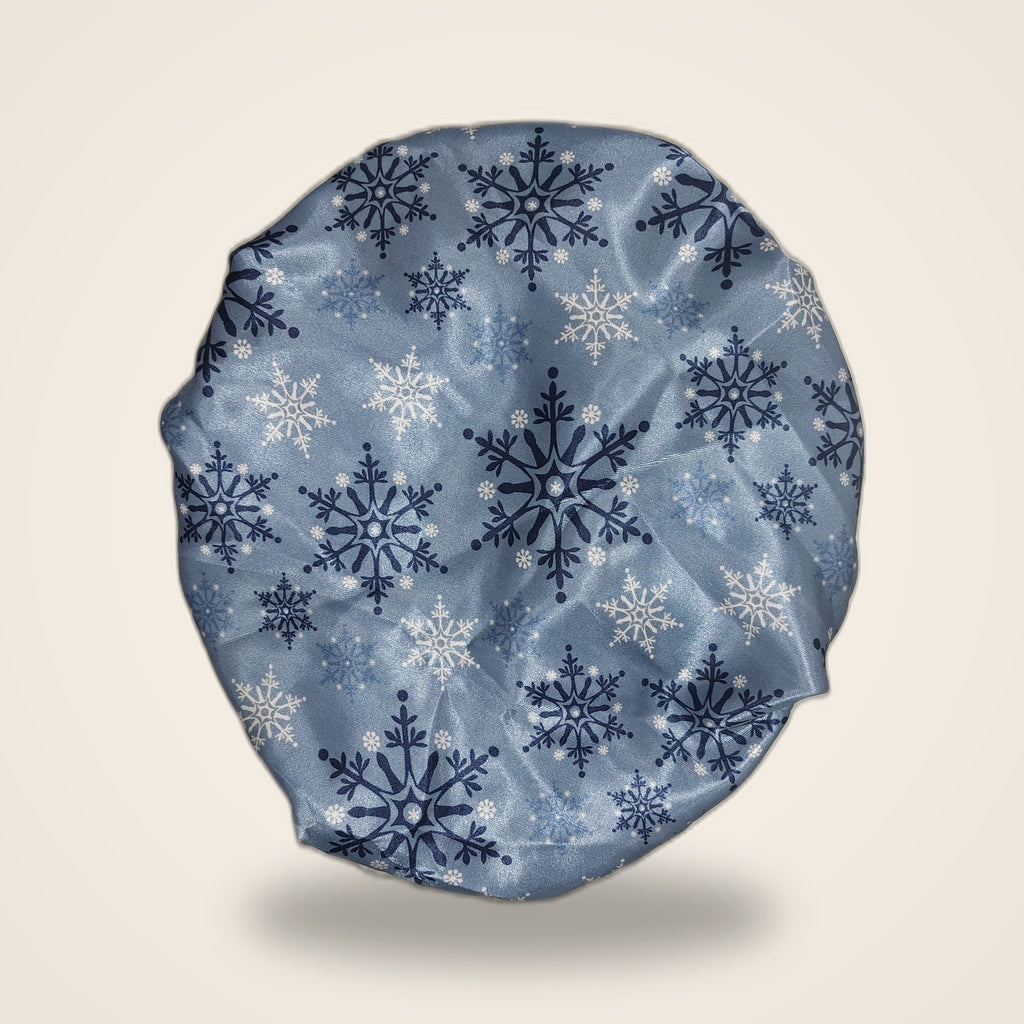 Touca de cetim com elástico regulador - Flocos de Neve - sobre a mesa