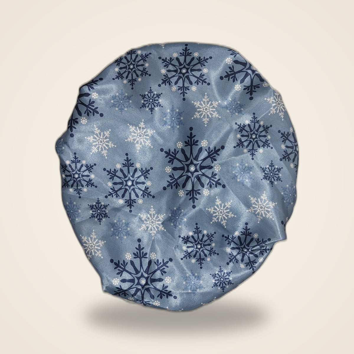 Touca de cetim com elástico regulador - Flocos de Neve - sobre a mesa