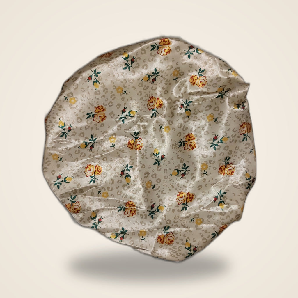 Touca de cetim com elástico regulador - Floral - sobre a mesa