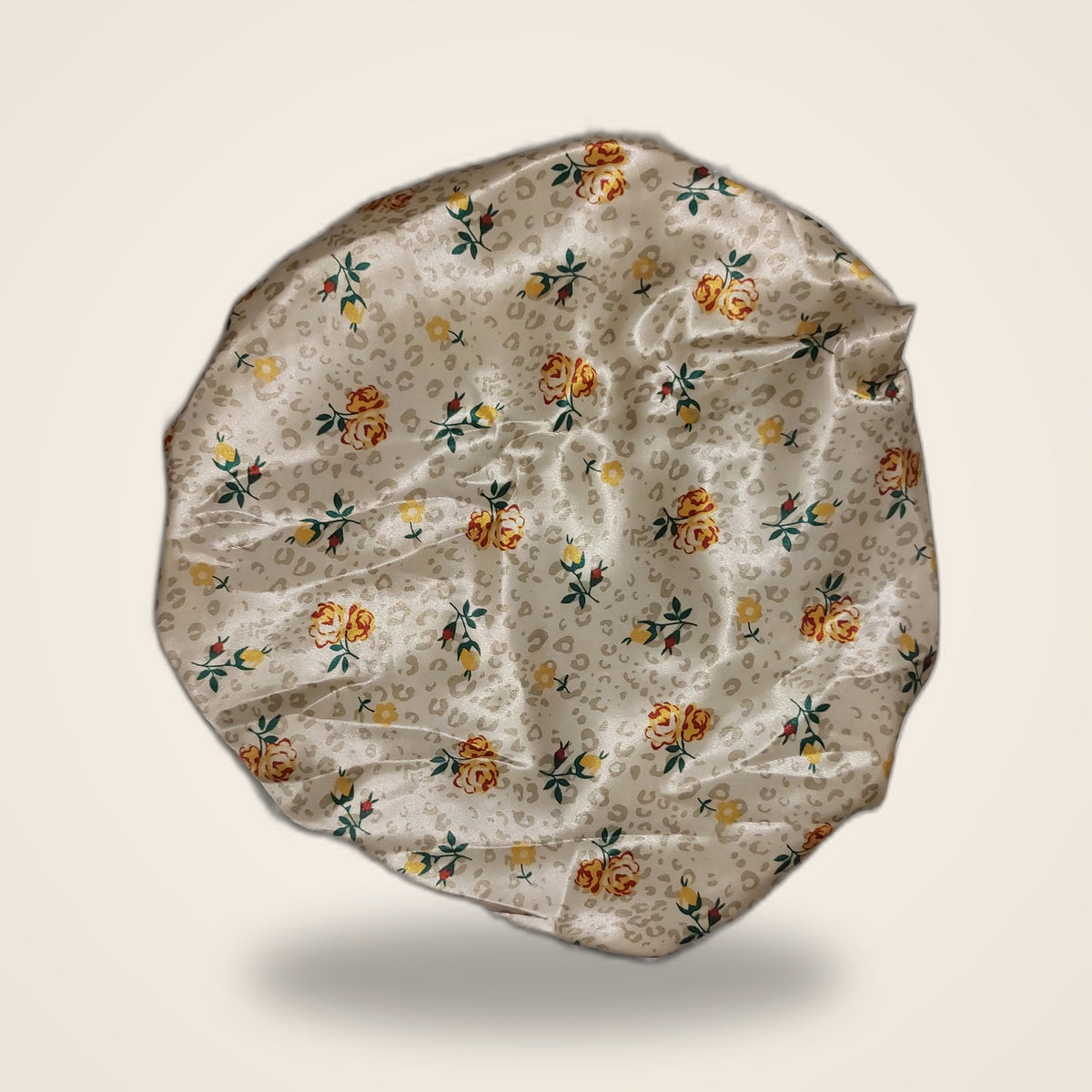 Touca de cetim com elástico regulador - Floral - sobre a mesa
